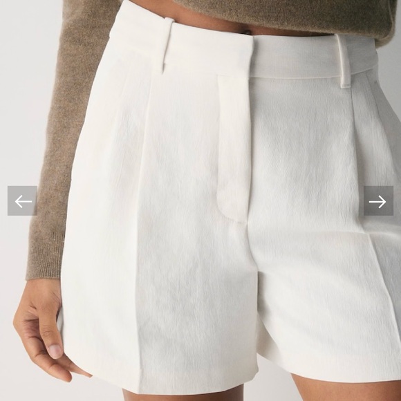 Aritzia Effortless Shorts Mid Thigh Length - Picture 4 of 8